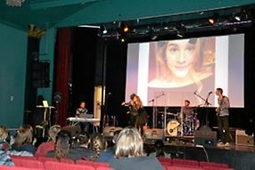Fullsatt. Det var mer eller mindre fullsatt på Frideborgs Plusgymnasium när Daria Matuszek ordnade en välgörenhetskonsert på fredagskvällen. Sofia Geidvik var hur bra som helst och fick igång publiken rejält. Fullsatt. Det var mer eller mindre fullsatt på Frideborgs Plusgymnasium när Daria Matuszek ordnade en välgörenhetskonsert på fredagskvällen. Sofia Geidvik var hur bra som helst och fick igång publiken rejält.