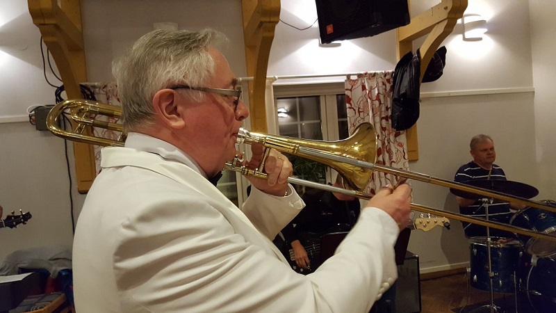 Magnus spelar trombon
